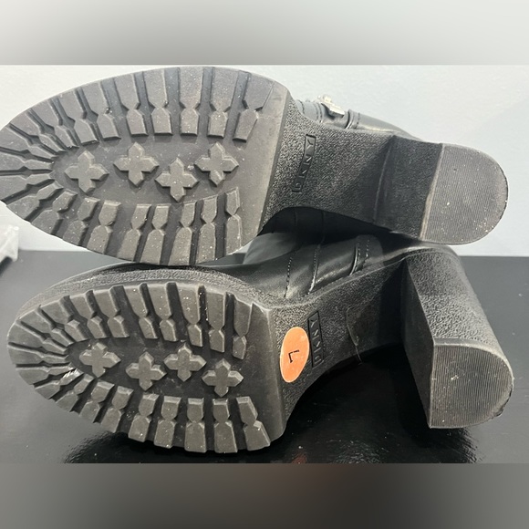 NWT DKNY Thames Black Platform High Heel Zip Up Ankle Boots - Picture 3 of 11